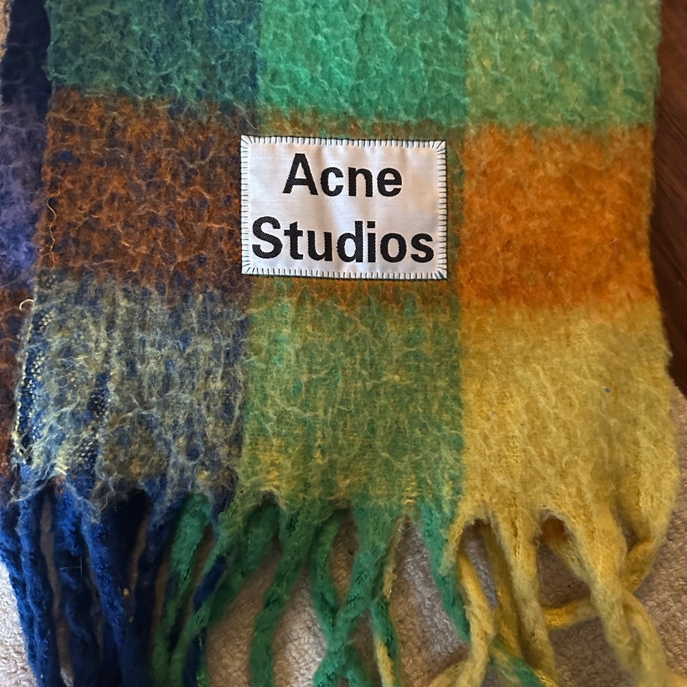 Acne scarf